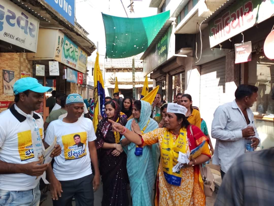 isudan_gadhvi's tweet photo. મારા ધર્મપત્નીએ જણાવ્યું કે લોકોના ખુબ આશીર્વાદ મળી રહ્યા છે. મને આટલો પ્રેમ અને સન્માન આપવા બદલ ખંભાળિયામાં મારા પરિવારને દિલથી ધન્યવાદ . હું જીવનભર આપની સેવા કરતો રહું એવી ઈશ્વરને પ્રાર્થના કરું છું. https://t.co/B9ul9dyrs3