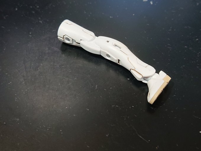 棚漁ってたら左足だけ出て来た 