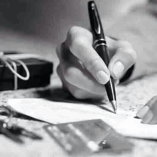 وفجأة نمُر في حدث في حياتنا بل موقفٍ واحد يحولنا إلى كتلةٍ من الصمت ،لا نعُد نطيق الحديث ولا الإنصات لأحد ، ولا الكتابة ولا القراءة ، لا نطيق العتاب ولا حتى التبرير ، لا نطيق أحد ولا أنفسنا ،كل ما نريده هو الإستمرار في الحياة دون أن يلتفت إلينا أحد ، نمضي بصمتنا جاهلين ما ينتظرنا