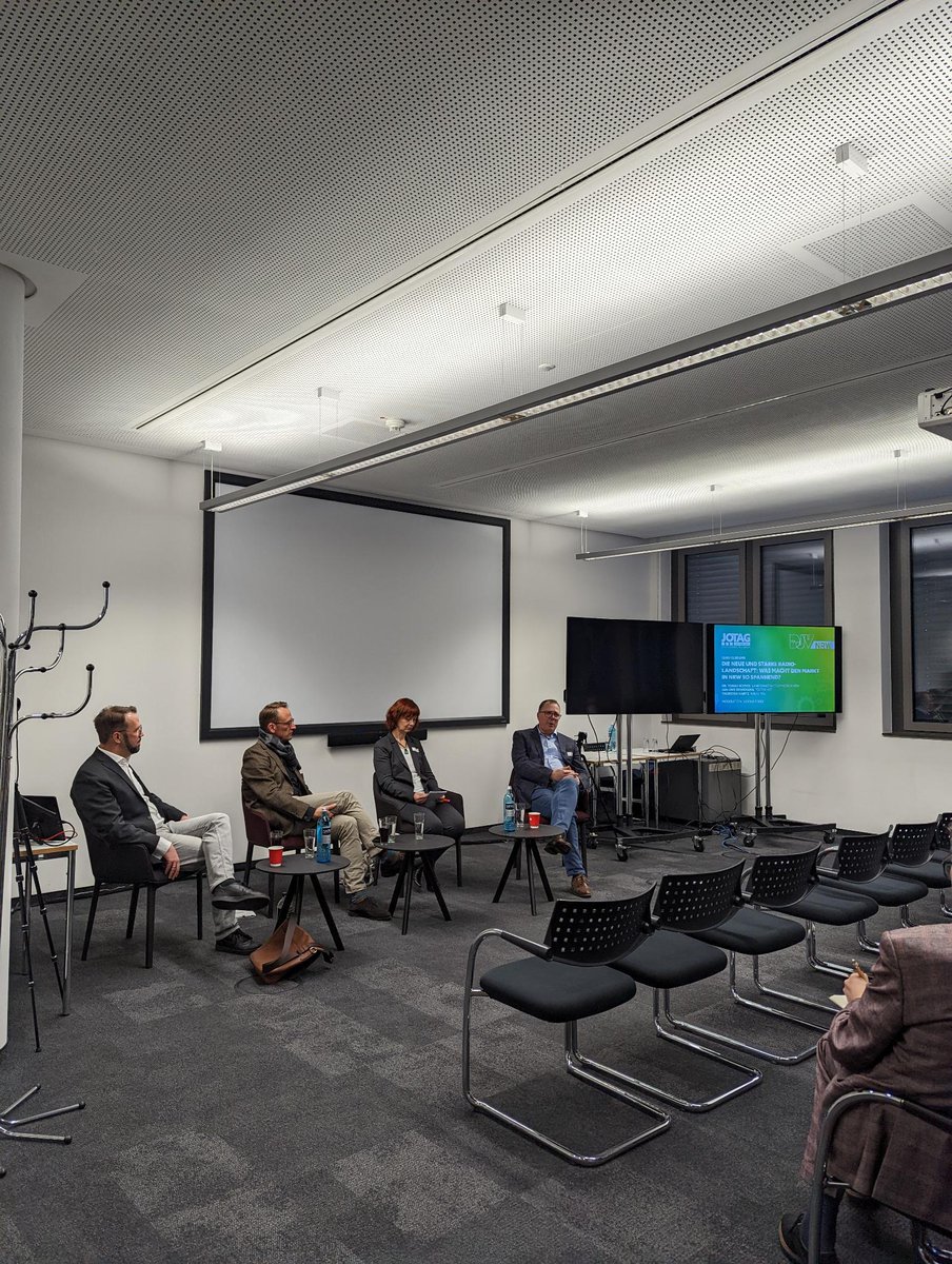 DJV_NRW's tweet image. Spannende Diskussion! "Die neue und starke Radiolandschaft: Was macht den Markt in NRW so spannend?" @SaschaFobbe1 im Gespräch mit Dr. Tobias Schmid (@LFMNRW), Jan-Uwe Brinkmann (@teutocast) und @tkabitz (@RadioRSG). #jotag22 #jnrw22
