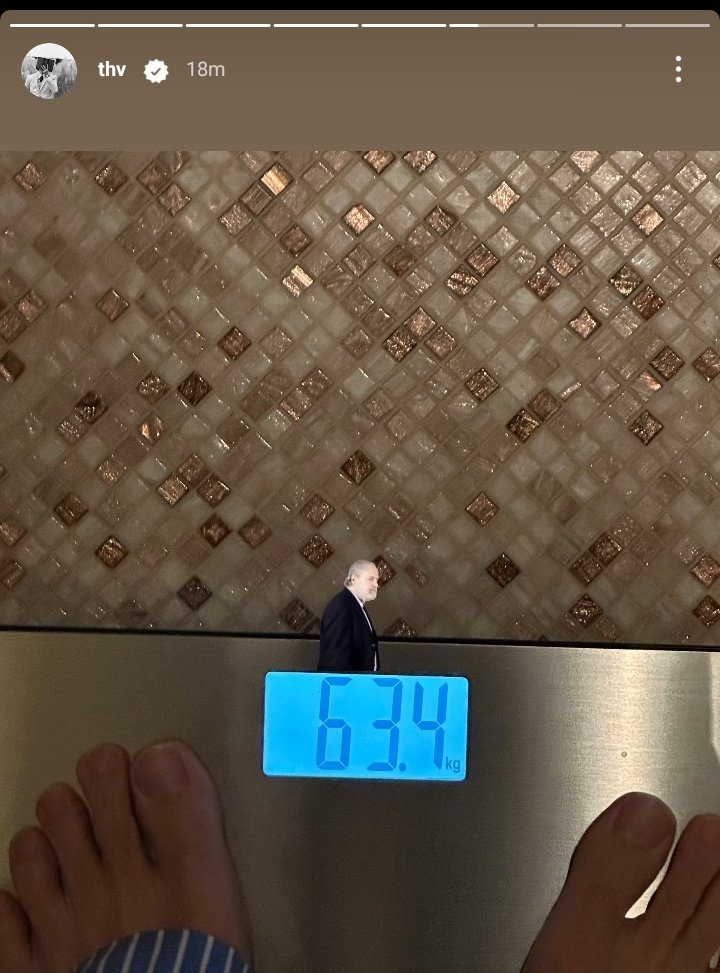 jonkghyun's tweet photo. rt if you weigh less than him https://t.co/aBL7692xQv