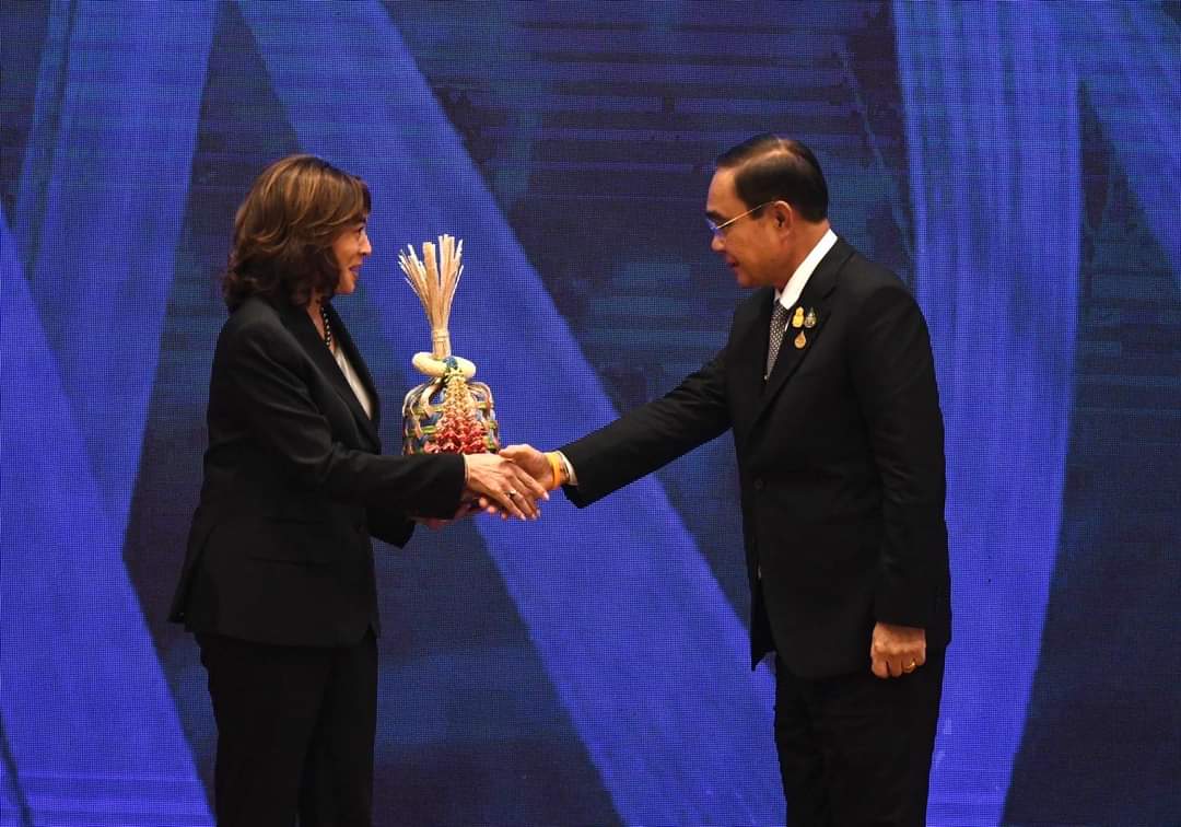 ThaiLand_DK's tweet image. สำเร็จเสร็จสิ้น! 
การเป็นเจ้าภาพเอเปคปี 65 ของไทย ถือว่าทุกอย่างจบลงอย่างน่าภาคภูมิใจของคนไทยทั้งชาติในปีนี้ และนายกฯลุงตู่ได้ส่งไม้ต่อด้วยการส่งมอบ &quot;ชะลอม&quot; ให้สหรัฐฯ ฐานะเจ้าภาพจัดการประชุมเอเปคในปี 66
#APEC #APEC2022THAILAND #APEC2022 #เอเปค2565