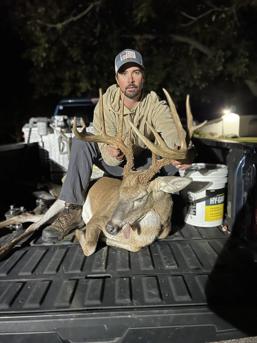 AnthonyShumaker's tweet photo. Not a bad Friday evening #bigbuck #NCDeer https://t.co/Gdq9rpEsa6