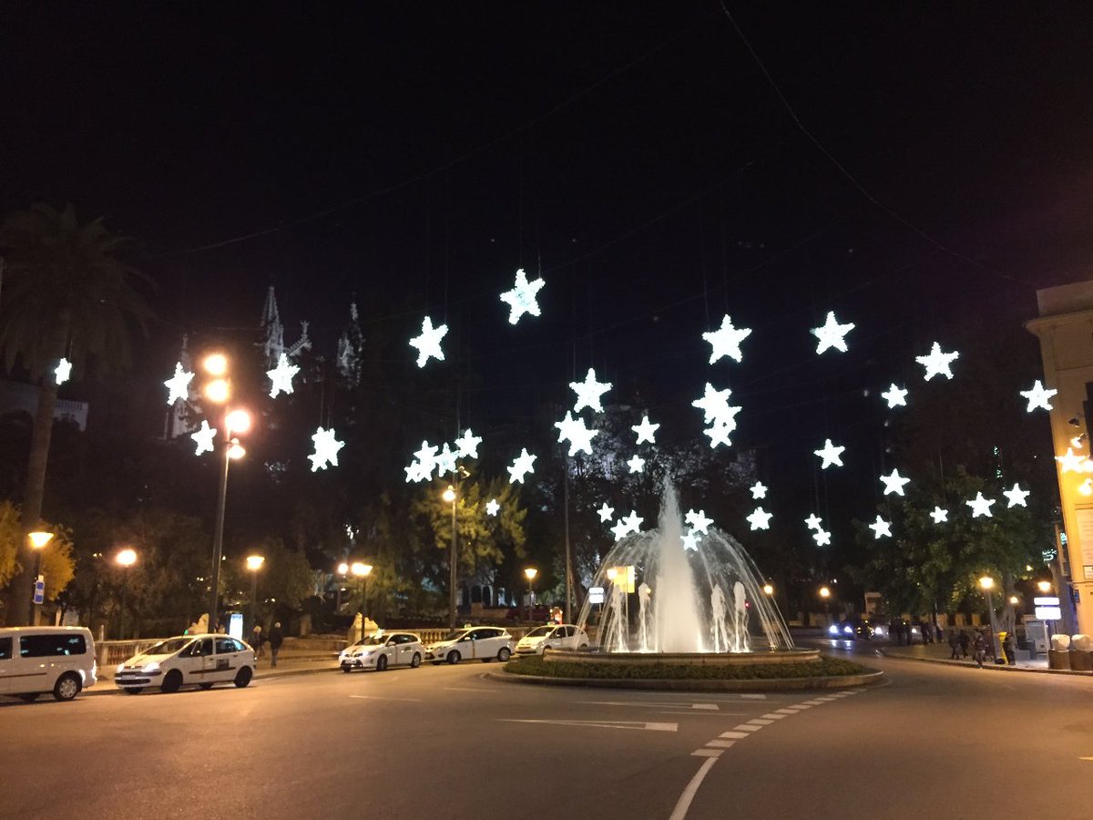predator_spain's tweet photo. 🇩🇪 Heute um 18:00 Uhr wird Palmas Weihnachtsbeleuchtung am Plaça Reina angeschaltet. Nicht verpassen!!
🇬🇧 At 6pm Palmas spectacular christmas lights will be turned on. Don’t miss this out!
🇪🇸 Hoy, a las 18:00 se volverá a encender el espectacular alumbrado navideño de Palma. https://t.co/X5bbl3QgSU