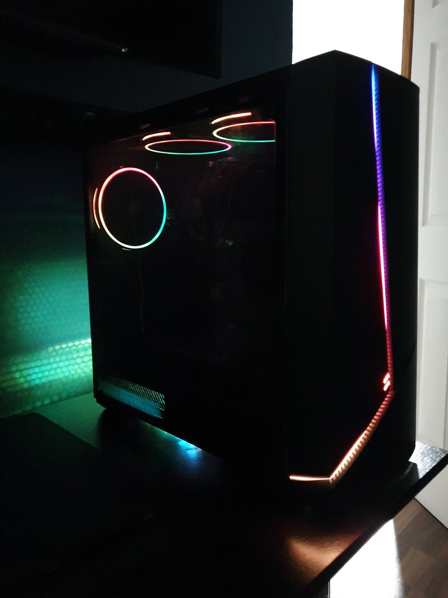 AlexHrdz19's tweet photo. More rgb, more fps xD https://t.co/hEKueK8zuD