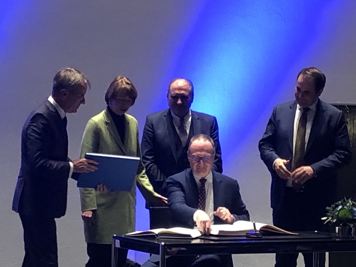 Der spiritus rector der Schuldenbremse im Grundgesetz Prof Lars Feld ist am Freitag in Köln mit dem Europäischen Handwerkspreis ausgezeichnet worden. Gratulation!
⁦<a href="/EhlertInfo/">Andreas Ehlert</a>⁩ ⁦<a href="/ZDH_news/">ZDH_Handwerk</a>⁩ ⁦@WHKT4⁩