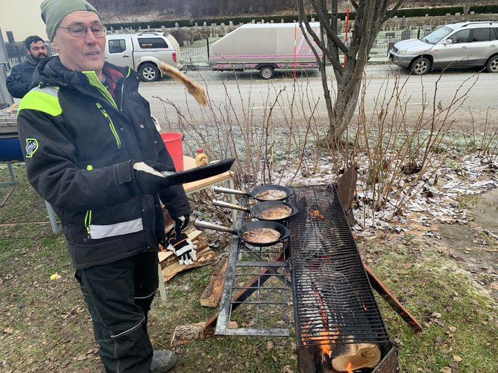 Nog för att man bor i en liten by, men kolbullar kan man göra!