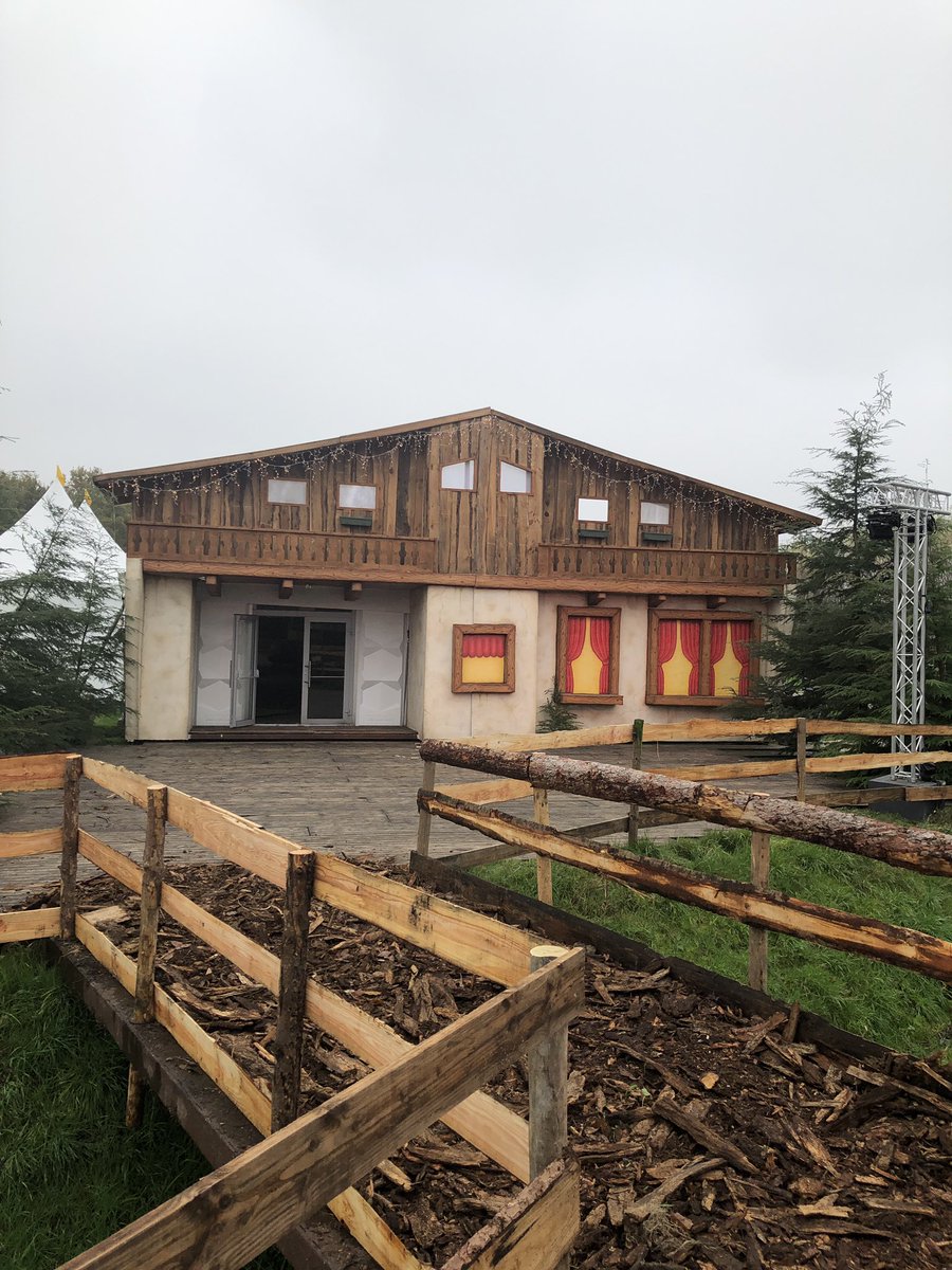 Kleppermenneke's tweet photo. Esbach (Esbeek) ist wieder bereit fürs Novemberfest, dieses Jahr leider kein Esbacher Tor, aber eine schöne Skihütte, viel Spaß euch allen! 🍻

#Esbeek #Esbach #Novemberfest https://t.co/gMUZrQj02E