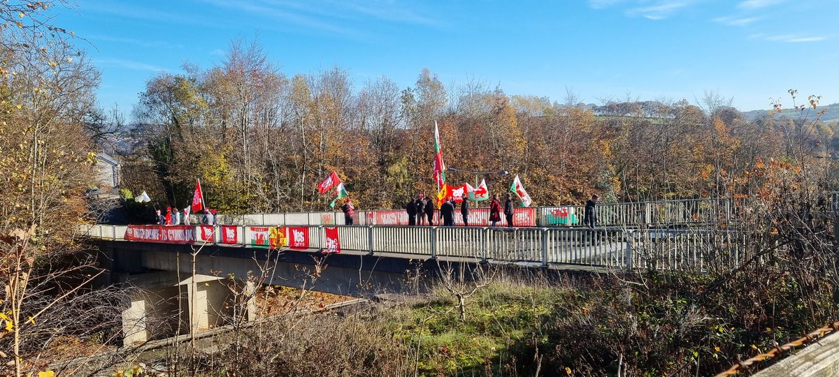 #BaneriArBontydd heddiw ym Mynwent y Crynwyr dros yr A470.

Torf da ohonon ni mas, ymateb anhygoel gan y ceir oedd yn pasio oddi tanom ni.
<a href="/YesPontypwl/">YesPontypwl</a> <a href="/YesRhymni/">YesRhymni</a> <a href="/YesCymru/">YesCymru</a>