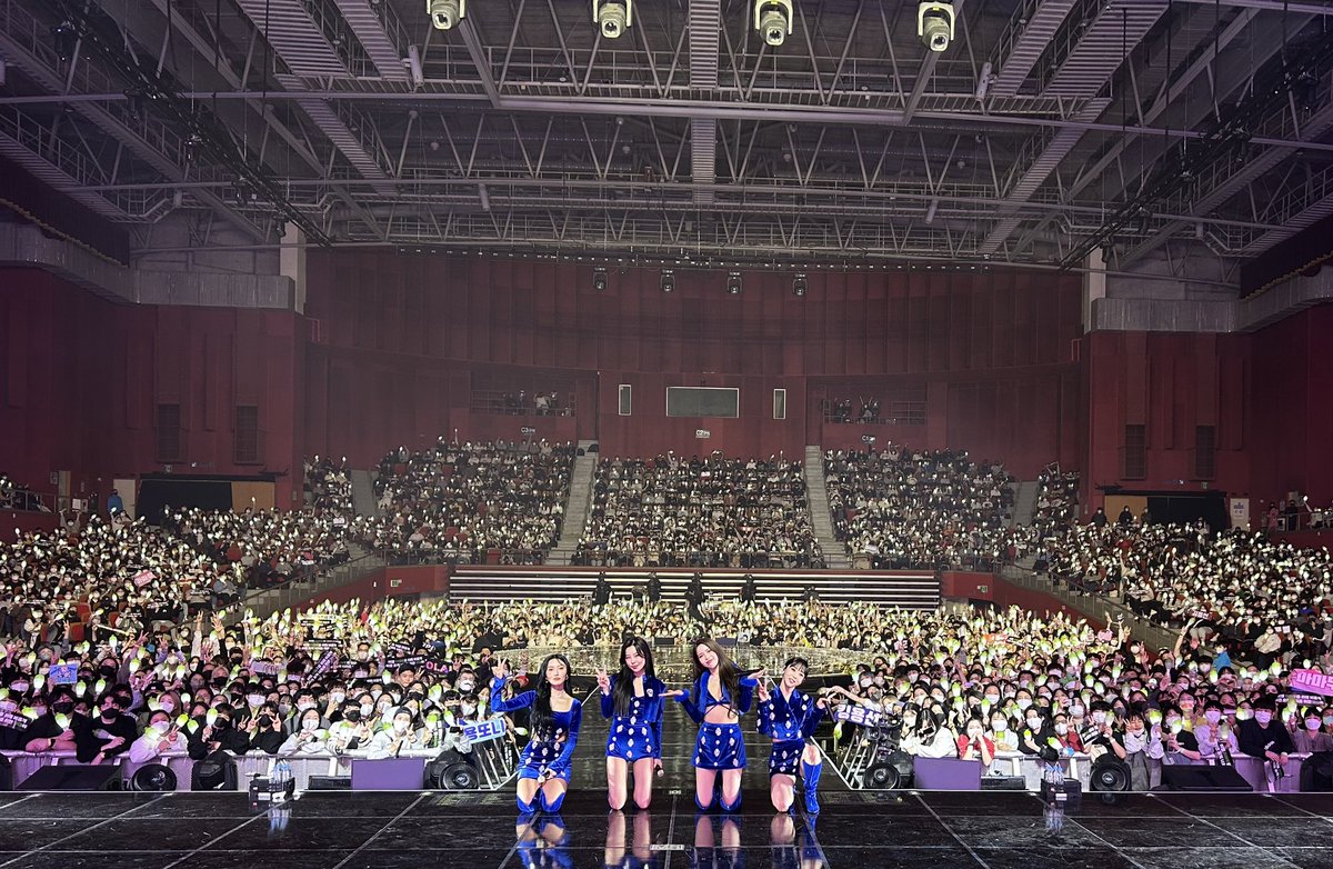 Image for [Mamamoo] 🎤 [MY CON] - SEOUL DAY 2 🎤 Our Moomoos who shined by Mamamoo's side today too🙌🏻 I hope you had a happy time with Jung-Con, who came with a different charm from the first one💗 MAMAMOO MooMoo MY_CON https:/ /t.co/eUnMs06uKS