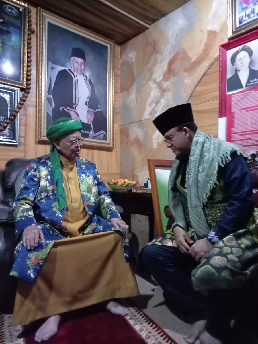 Alhamdulillah Pak Anies Baswedan sore ini  bisa silaturahmi dengan Abah Gaos (Syekh Muhammad Abdul Gaos Saefulloh Maslul) 

Barokallah 🤲
📍Pesantren Sirnarasa,Panjalu Kab Ciamis Jabar (19/11)