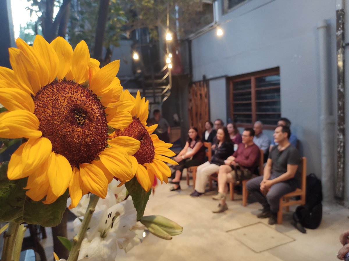 Coordinando Literatura en Casa, en <a href="/Barrio_Yungay/">Barrio Yungay</a>.
3a lectura con escritores/as Horacio Eloy, Cecilia Aravena, Marx Buscaglia, Cristina Larco, Eduardo Contreras, Francisco Carrasco y Julio Henríquez.
Hermosa conversación recorriendo sus obras en García Reyes 259.
17 de noviembre.