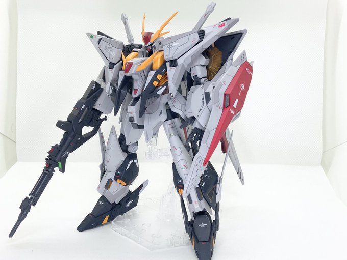 まずはクスィーガンダム(劇場版)
配色はGジェネ版と劇場版のいいとこ取りの配色にしました。青部分はミッドナイトブルーとニュートラルグレーⅤ
白部分はニュートラルグレーⅡとⅢを。
瞳や両肩にブラックライトで光るように塗装しました。(続く) 