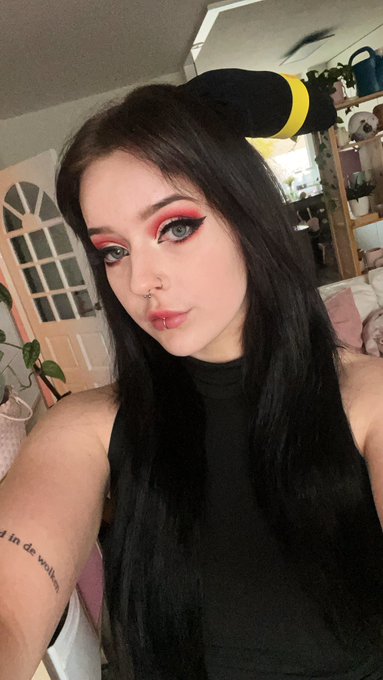 Oh my way to comic con!! (Not the finished look , just a pic I took after I did part of my makeup) https://t