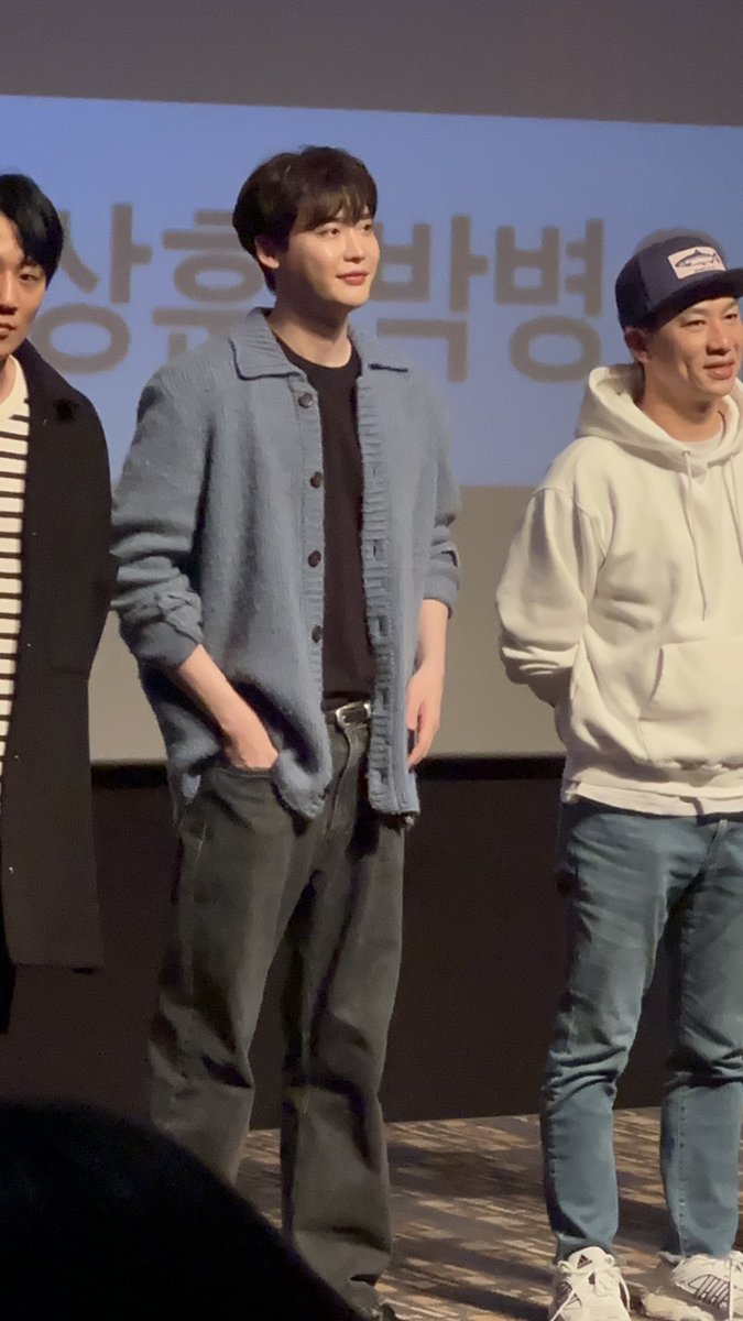 mayday360_0529's tweet photo. 2022/11/18 롯데시네마 월드타워 무대인사     바지한번 올리고 손찌르는거 왤케 귀여운데 https://t.co/kZ2d0MhQw6