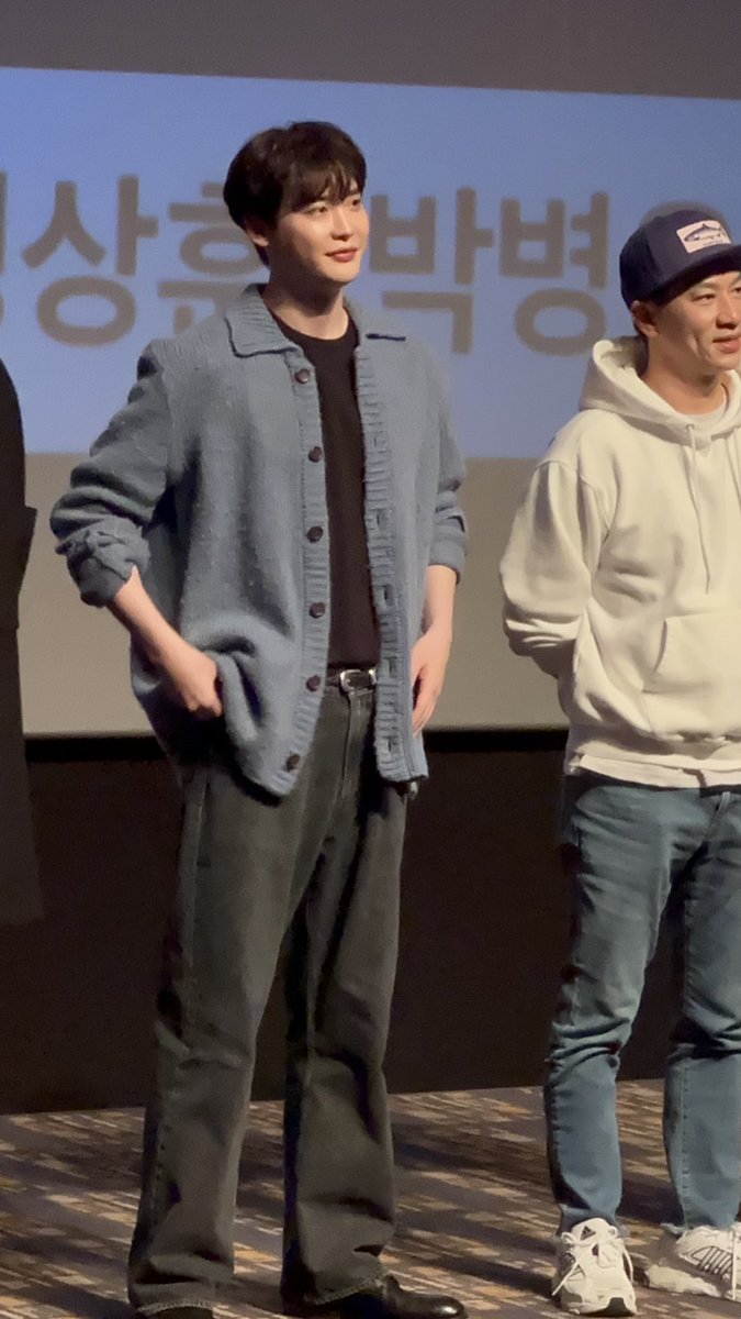 mayday360_0529's tweet photo. 2022/11/18 롯데시네마 월드타워 무대인사     바지한번 올리고 손찌르는거 왤케 귀여운데 https://t.co/kZ2d0MhQw6