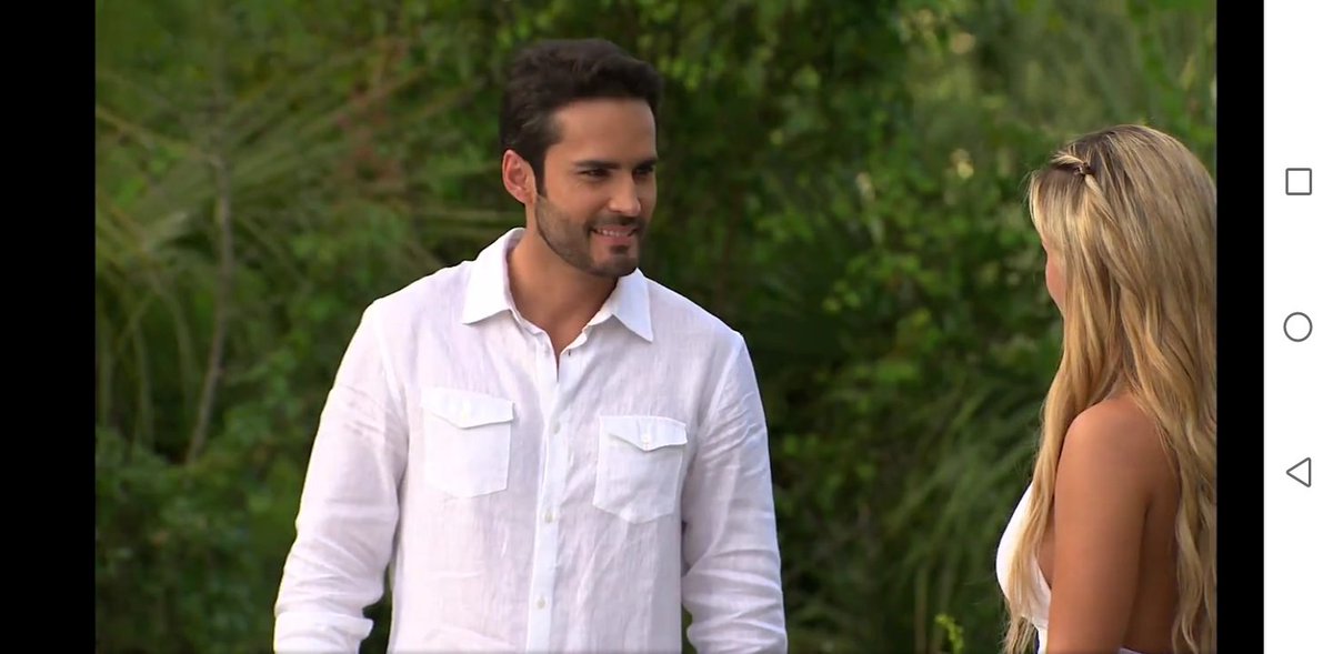 tusseriesfavs's tweet photo. Uff q susto "podria acabar con esta obsesión ahora" Menos mal q entro Willy, sino la mata. Sammy sal de ese sueño profundo y despierta ya por favor😭
Pd: q guapos se ven mis niños vestidos de blanco por favor😍
#XimenaDuque #FabianRios #DuqueRios #CorazonValiente 158 https://t.co/hkfCXs6xg5