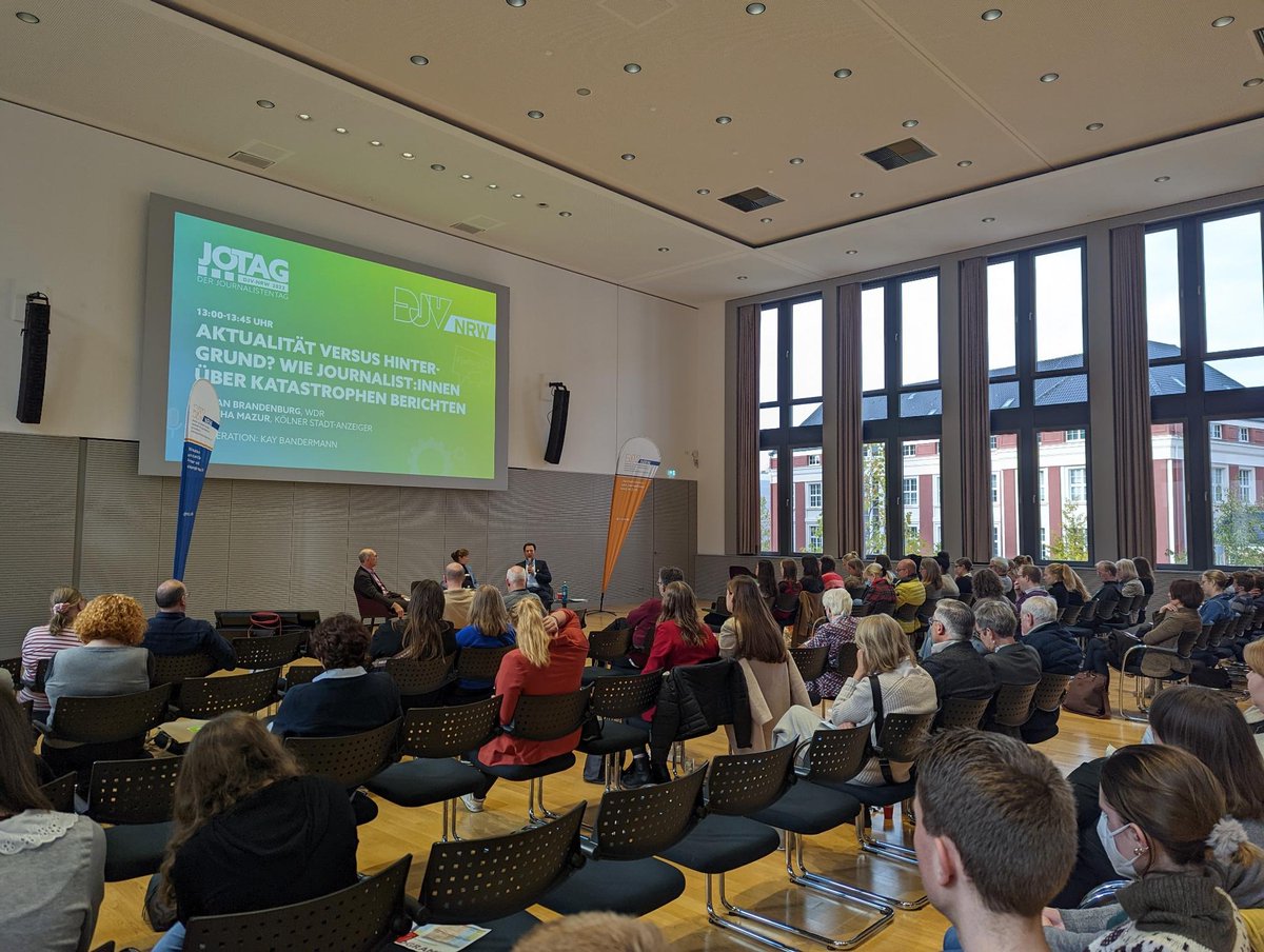 "Aktualität vs. Hintergrund? Wie Journalist:innen über Katastrophen berichten" mit <a href="/SBrandenburg_/">Stefan Brandenburg</a> (@wdr) und <a href="/Agatha__Mazur/">Agatha Mazur</a> (<a href="/KSTA/">Kölner Stadt-Anzeiger</a>). Moderation: Kay Bandermann (<a href="/PVRuhr/">Presseverein Ruhr</a>, u.a. <a href="/WDR/">WDR</a>) #jotag22