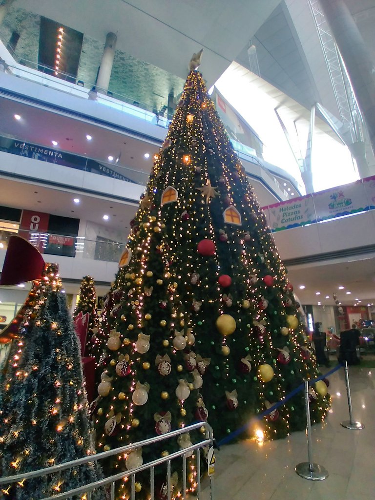 ElPortuMau's tweet photo. #FelizNavidad #Navidad #MerryChristmas #MerryXmas #ChristmasTime #MilleniumMall #Caracas #Venezuela 😬🎄 https://t.co/pyP5rOeJKi