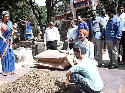 bbmp_news's tweet photo. ಬೆಂಗಳೂರಿನ ಸುತ್ತಮುತ್ತಲಿನ ಜಿಲ್ಲೆಯ ಜನ ಕಾತುರದಿಂದ ಕಾಯುವ ವಿಶ್ವವಿಖ್ಯಾತ ಬಸವನಗುಡಿ ಕಡಲೆಕಾಯಿ ಪರಿಷೆಗೆ ಕ್ಷಣಗಣನೆ ಶುರುವಾಗಿದೆ. ದೇಸೀ ಹಬ್ಬ ಕಡ್ಲೆಕಾಯಿ ಪರಿಷೆಗೆ ನಾಳೆ ಅದ್ದೂರಿ ಚಾಲನೆ ಸಿಗಲಿದೆ.
#Bengaluru #DoddaBasaveswaraTemple #GroundnutFair #Basavanagudi #BasavarajaBommai https://t.co/Ox2MN86RUO