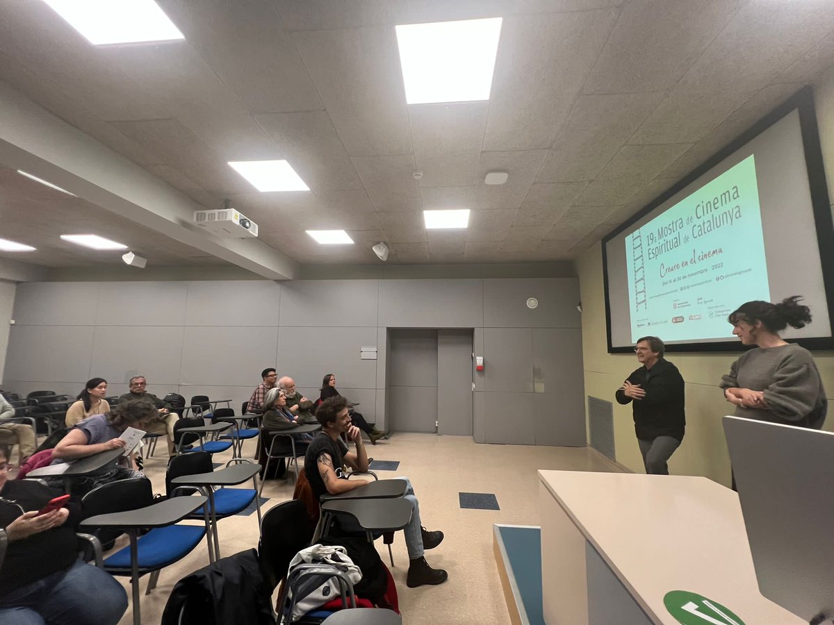 cinemaspiritcat's tweet photo. 🎥 Aquest divendres a @Blanquerna, Jordi Roigé i Andrea Bossoms d'@AnimasetMedia han presentat '☀️El Camí Ignasià' als alumnes de la universitat en el marc de la #MostraCinemaEspiritual22 https://t.co/UTa0y2vaZO