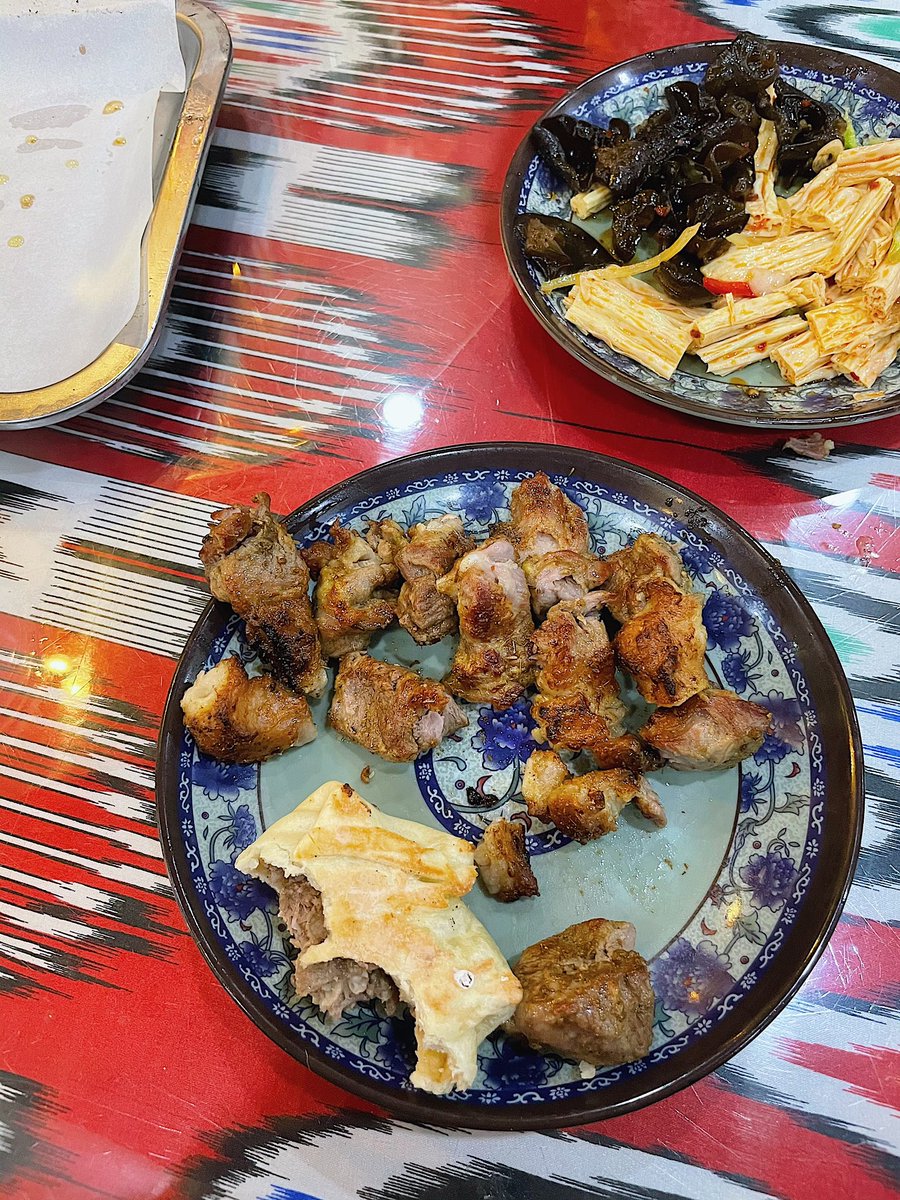 10元一串的羊肉串，我妈点了六串，结果她只吃一串，剩下的让我一个人吃完，她还企图让我再吃下两个烤包子，和一碟凉拌素菜。我说我渴，她：“去拿瓶啤酒。”