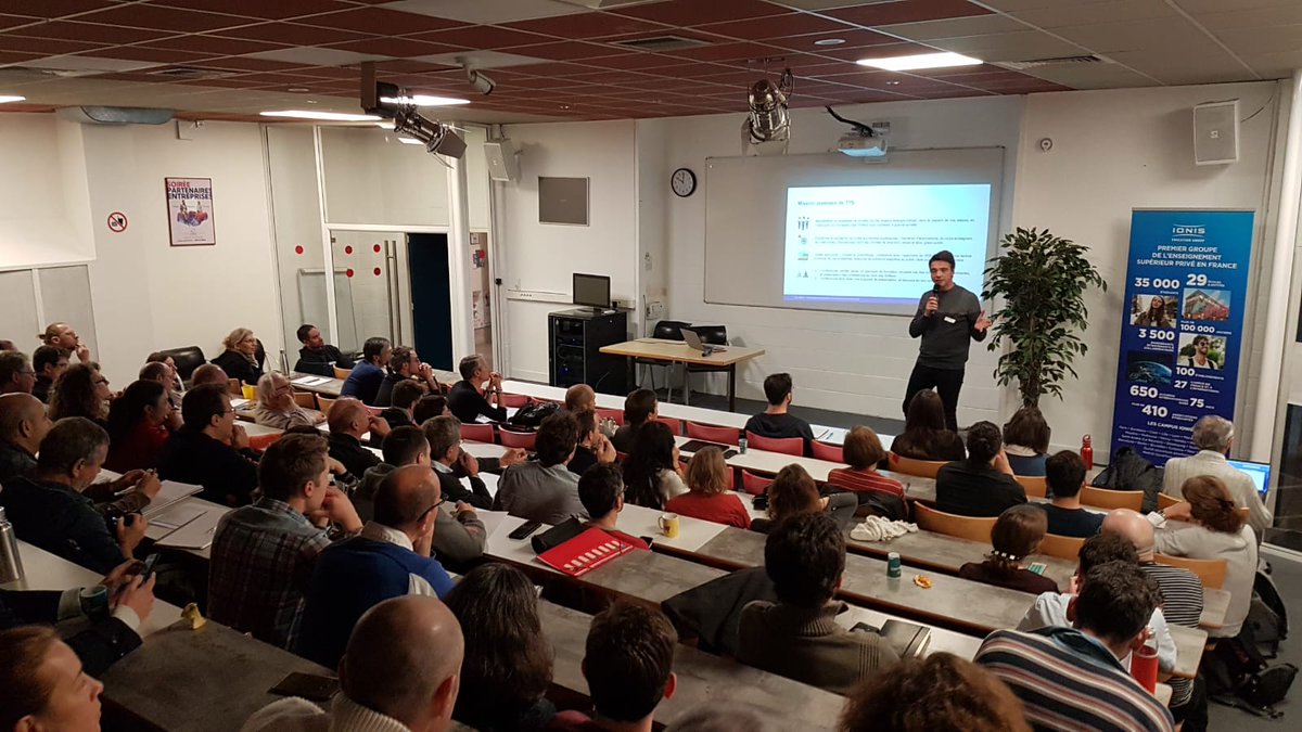 DimitriCarbo's tweet photo. Rencontres foisonnantes et ateliers super constructifs entre les Shifteuses et @Les_shifters de partout en France sur tous les projets, conférences TTS, Foin , Shift Event, Débat Public et les Groupes Locaux avec plein de sujets Diversité, accueil des nouveaux, portage #PTEF.. https://t.co/WpcVn0a7lX