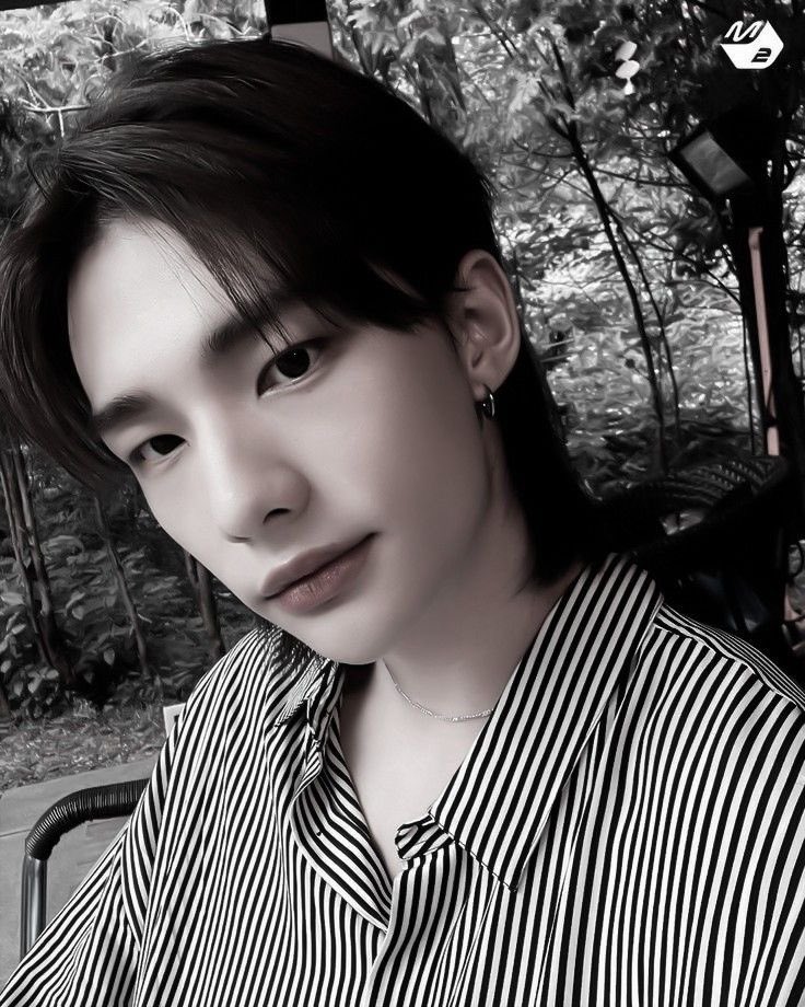 hosurivr's tweet photo. #hyunsung !¡ 𝐄𝐘𝐄𝐒 ꒷꒦ soulmate au, в котором один раз столкнувшись с  кем-то взглядом, человек может найти в нём родственную душу, но что если это окажется последним днём? https://t.co/4OCGj8LoZu