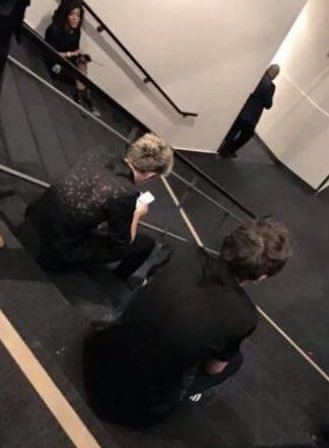 XXNI4LERXX's tweet photo. Recordemos el mejor momento de los Amas cuando a Louis y Niall los sacaron por andar jodiendo la vida, grandes tiempos 

I'm voting for #OneDirection "Story Of My Life" (2013) for #AMAsFanFavorite    at the #AMAsFanFavorite https://t.co/NOUNOnhbIq