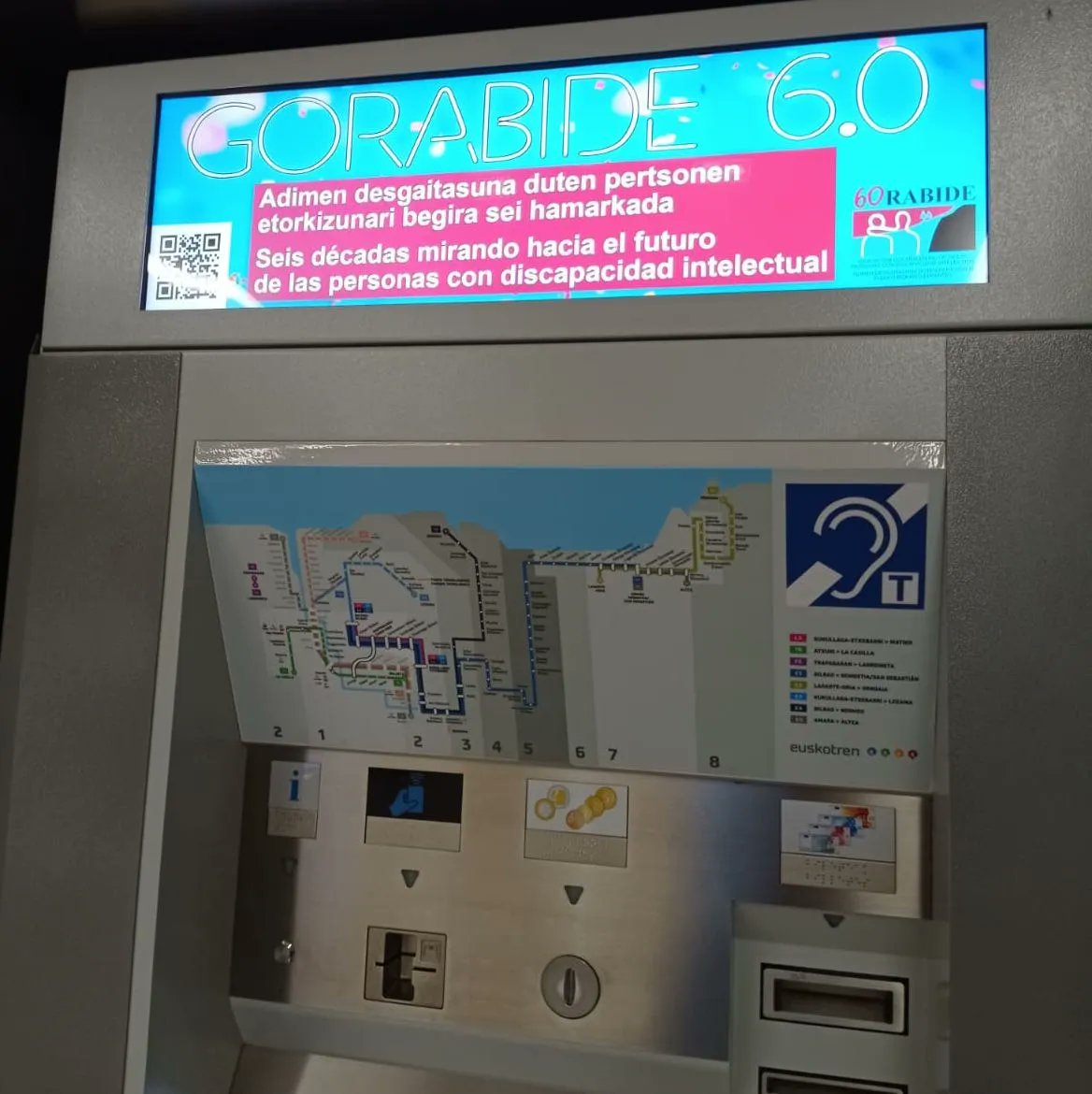 Gorabide's tweet photo. 🚆 @euskotren también se ha sumado a nuestro 60 aniversario, mostrando en sus pantallas una imagen relativa a nuestras seis décadas de trabajo por las personas con discapacidad intelectual.
#60RABIDE https://t.co/4WR2ztqWmG