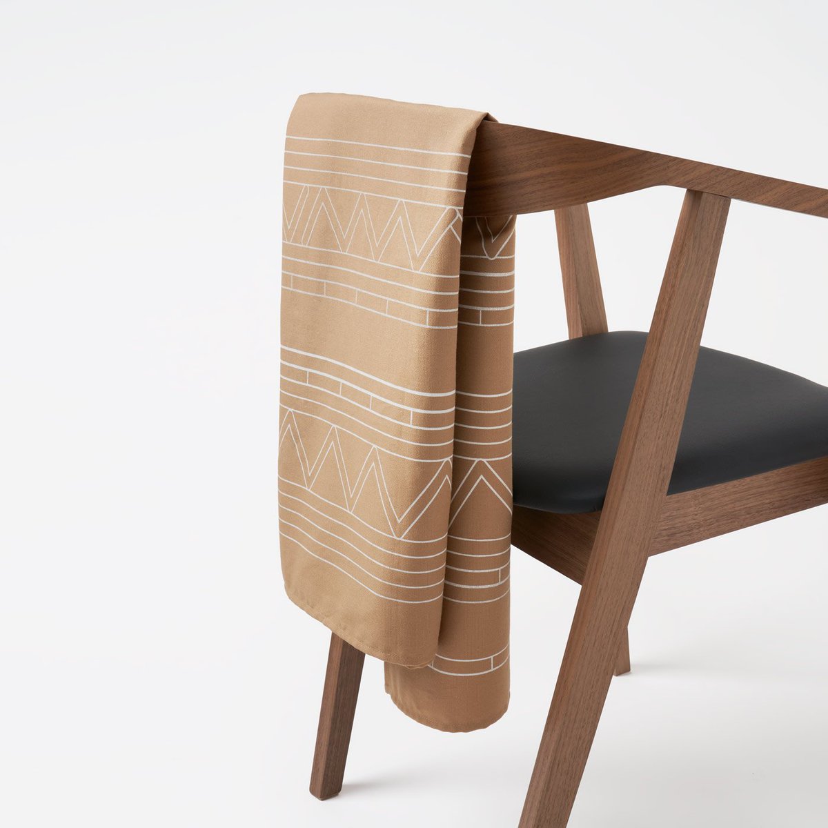 مفرش ليلى من آثارنا بلمسة ناعمة من التراث النجدي السعودي، احصل على رونق فريد من نوعه!

#آثارنا
 #atharna