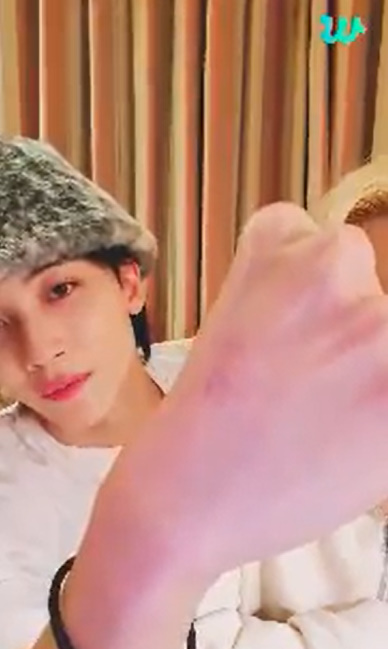 Jeonghan showing the hoshi sign seal he got on the back of his hand from hoshi's dad..since hoshi's dad carries his sign seal for carats if he meets them.