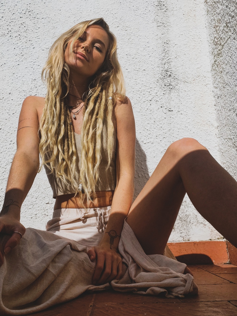 sylvanamarilore's tweet photo. Oh sun, I'm so happy I don't have to miss you this winter ☀️🏝️
.
.
.
#hippiegirl #hippiestyle #hippiesoul
#dreadgirl #tattoogirl #wonderlocks
#dreadlocks #gypsygirl #septum
#nosepiercing #dreadslife #dreadfeature #dreadlove #hippiespirits #hippiegypsy https://t.co/hmSUOlMyiR