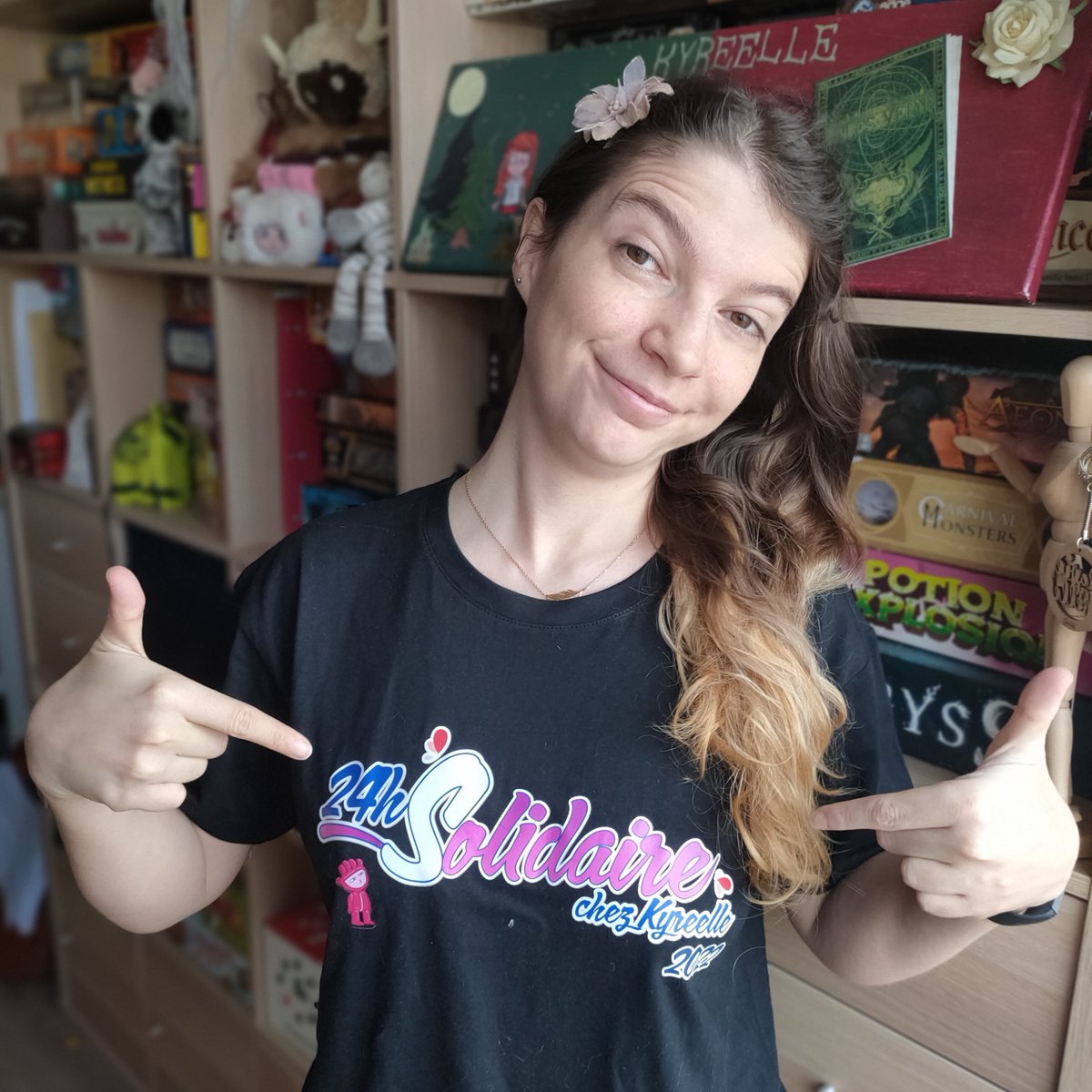 Kyreelle's tweet image. H-5 moi et ma tête "du matin" avec le T-shirt de l'édition 2022 du #24hSolidaire que @NineStoreFrance m'a envoyé.
Les produits aux couleurs de l'événement vous attendent ce soir à 19h ➡️ bit.ly/Merch24hSolida…
La hype est TO-TA-LE ! 😍