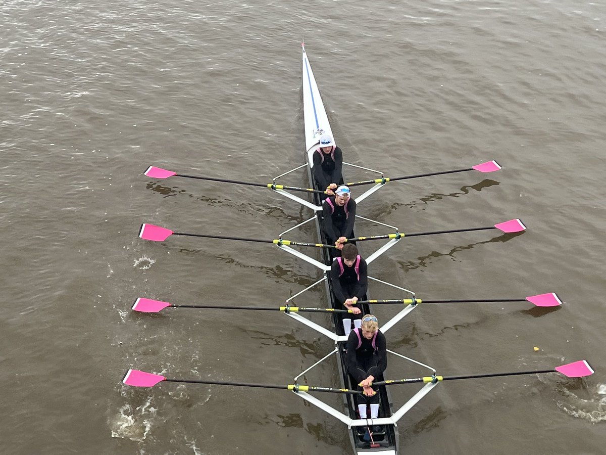 FASBCabingdon's tweet photo. Great effort from the quad - looking very good under Hammersmith @abingdonrowing @FoursHead  #abingdonrowing #oldabingdonians https://t.co/KC0zJZCAcE