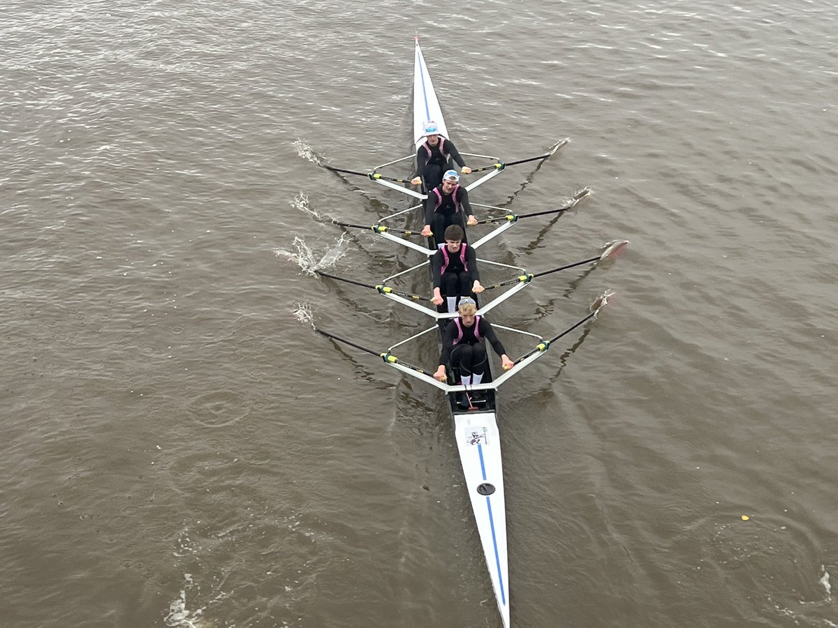 FASBCabingdon's tweet photo. Great effort from the quad - looking very good under Hammersmith @abingdonrowing @FoursHead  #abingdonrowing #oldabingdonians https://t.co/KC0zJZCAcE