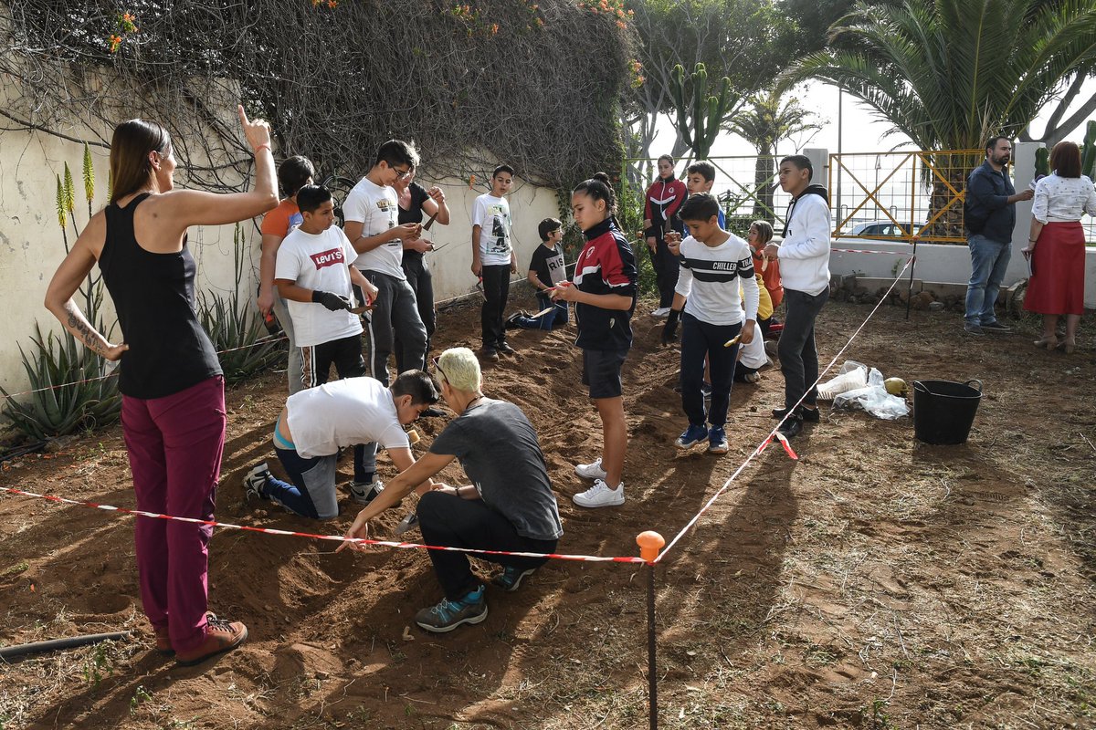🤝La Laguna retoma los ‘Arqueotalleres escolares’ para acercar la historia de los guanches al alumnado de Primaria.

👉Elvira Jorge recuerda que permanece abierta la inscripción previa para los centros escolares que quieran adherirse a esta iniciativa.