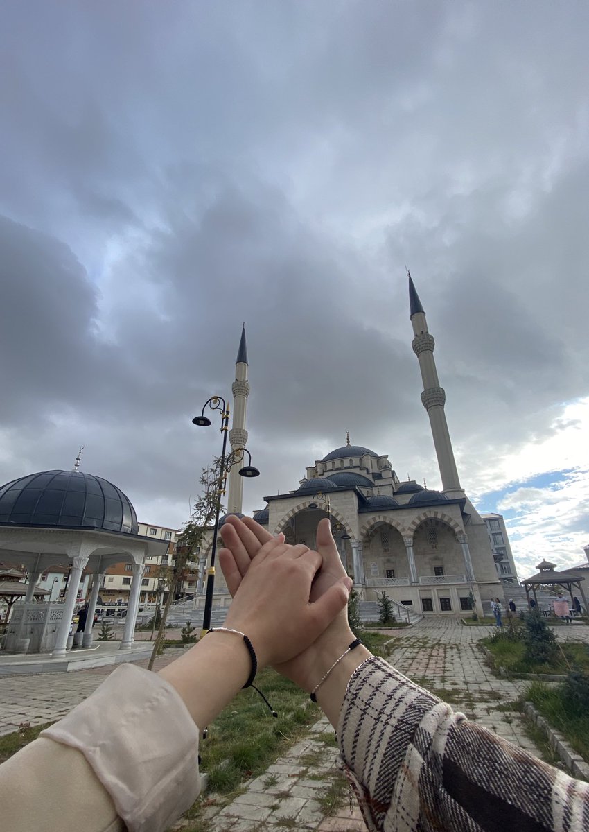 Dünya ele avuca sığarmış,
Ellerini tutunca anladım..
<a href="/melih_muaz/">Melih Muaz Çoban</a> 🫶🏼