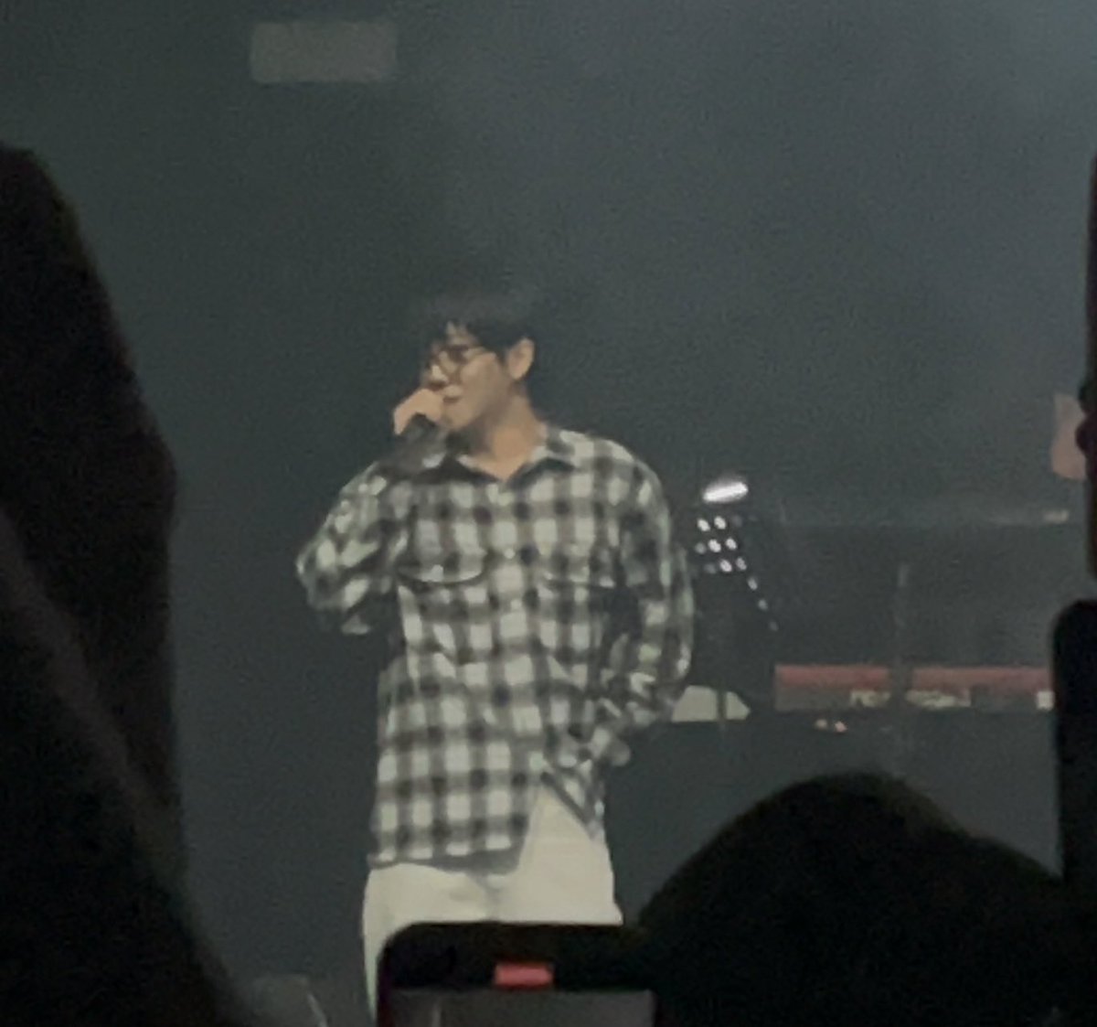 얘들아. 토일착장 떳다
체크셔츠에 안경 ㅁㅊ나