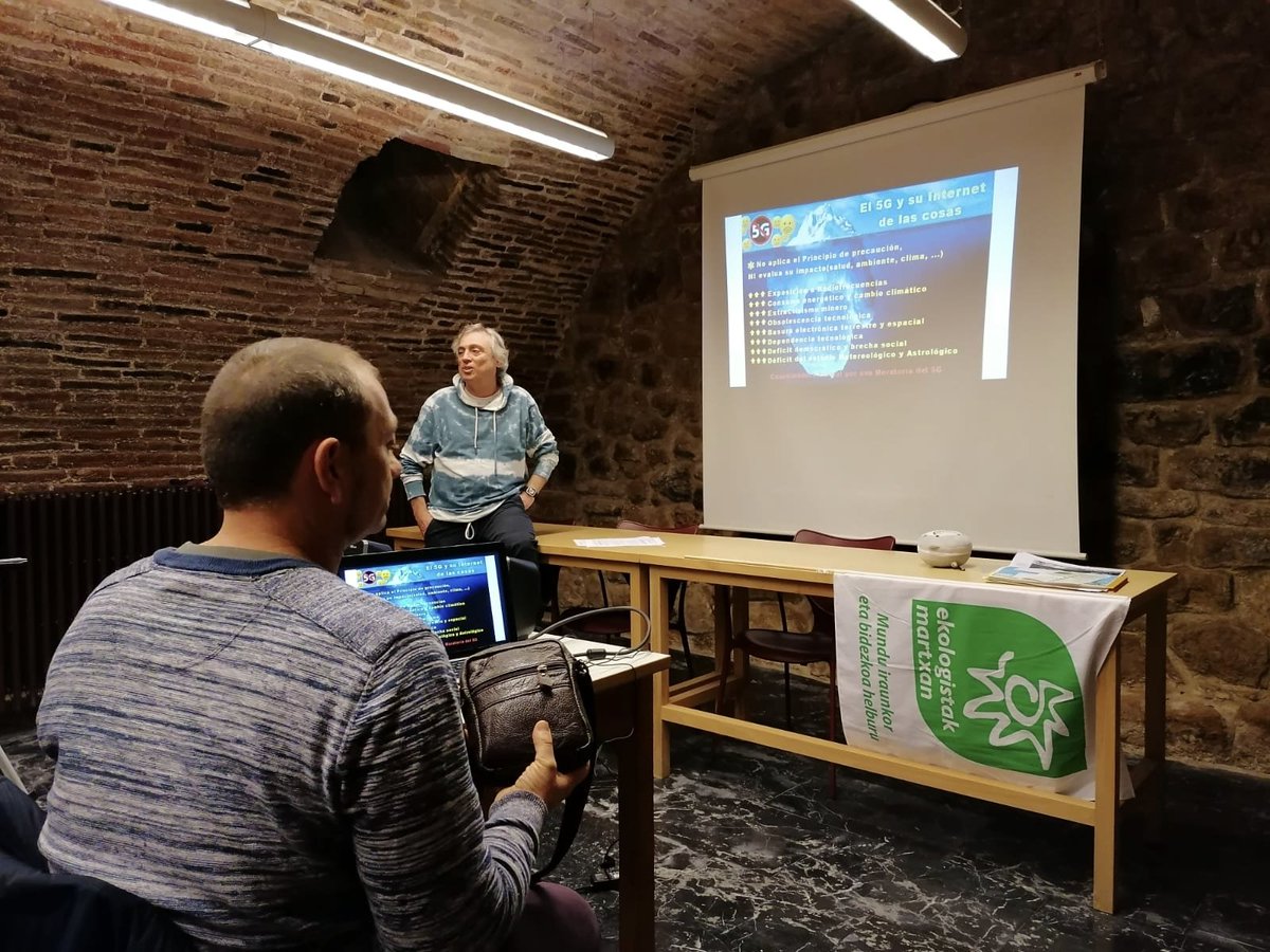 O noso compañeiro, Xulio Carmona, da área de dixitalización e contaminación electromagnética, estivo en Lizarra, convidado por @ekonafarroa para dar unha charla sobre #5G. O principio de precaución científica ante todo.