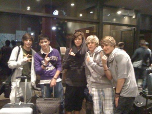 _Alexx_Z_'s tweet photo. @AMAs @onedirection @BTS_twt I'm voting for #OneDirection "Story Of My Life" (2013) for #AMAsFanFavorite    at the #AMAs2022 https://t.co/aeLy9HlCWr