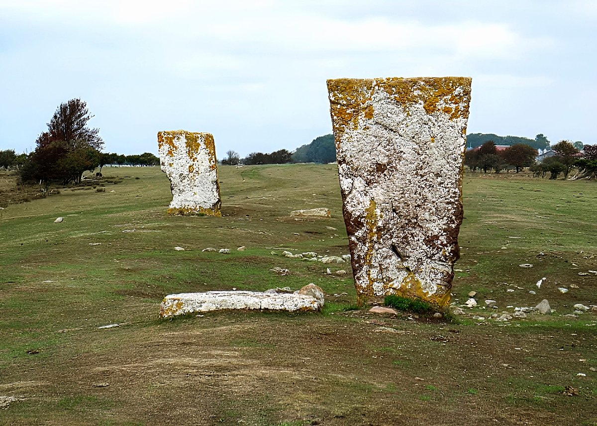 Trevorttg's tweet photo. #megalithic #ArchaeoAstronomy
#Sweden 🇸🇪
Kungsstenarna vid Ottenby = King's Stones👑 at #Ottenby
2 thin #Prehistoric #Standingstones 🌄in 'South #Öland Islands' in an #IronAge #burial field
Laying next to one is a large #Limestone grave slab, also in-
https://t.co/4MEgQfVU4i https://t.co/JoXTCvaDPE