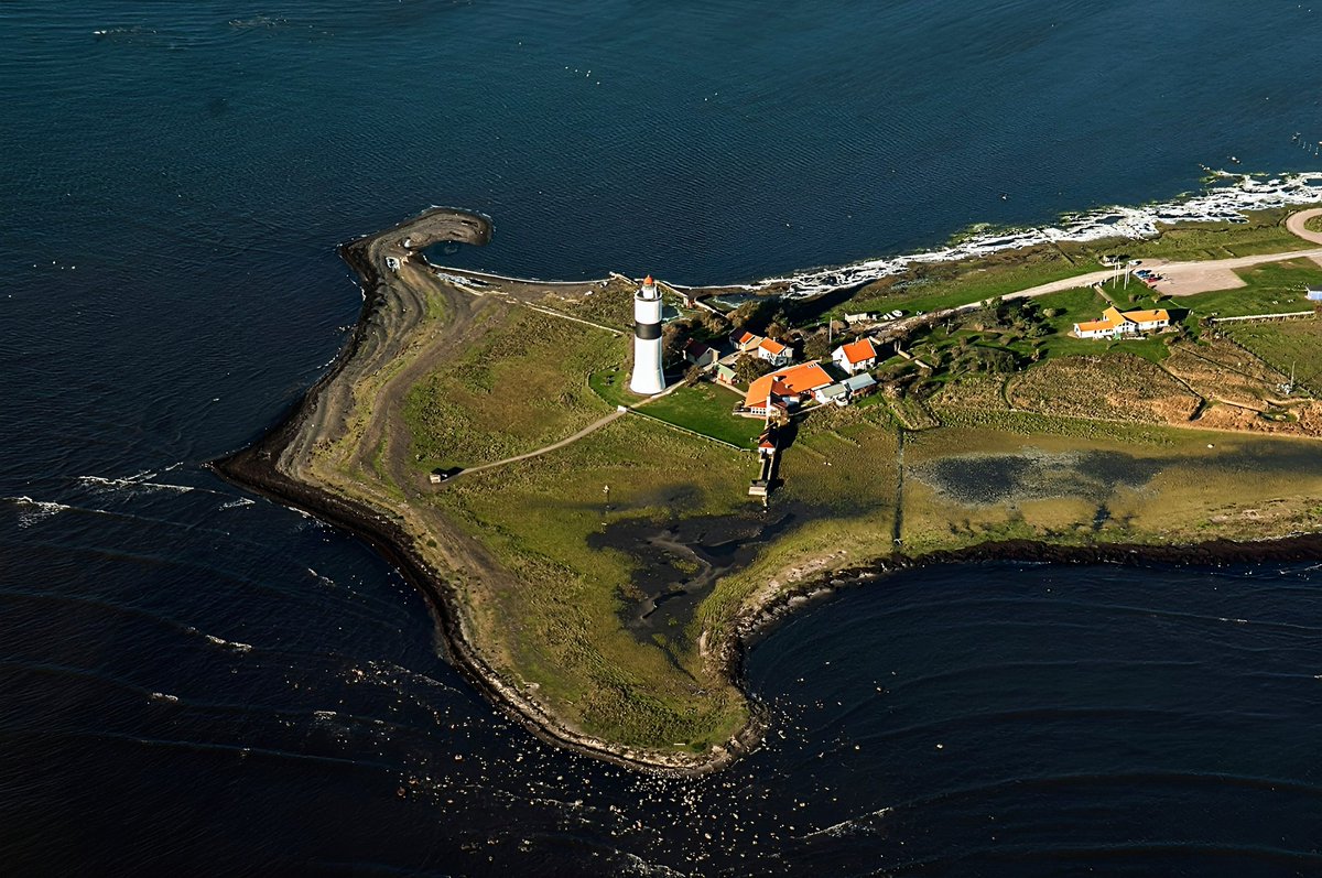 Trevorttg's tweet photo. -in the field is a stone Coffin ⚰ & 7 big stone balls 🏐
The King's Stones are south of #Ottenby slightly West of the Old Road #leyline 🌄from Ottenby to the Southern most point of the #Öland Islands where can be seen
#LångeJan (Tall John) the tallest #Lighthouse in #Sweden 🇸🇪 https://t.co/ui2uaPYDMR