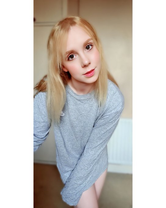 Hewo ^.^ https://t.co/O2GZauR8xk