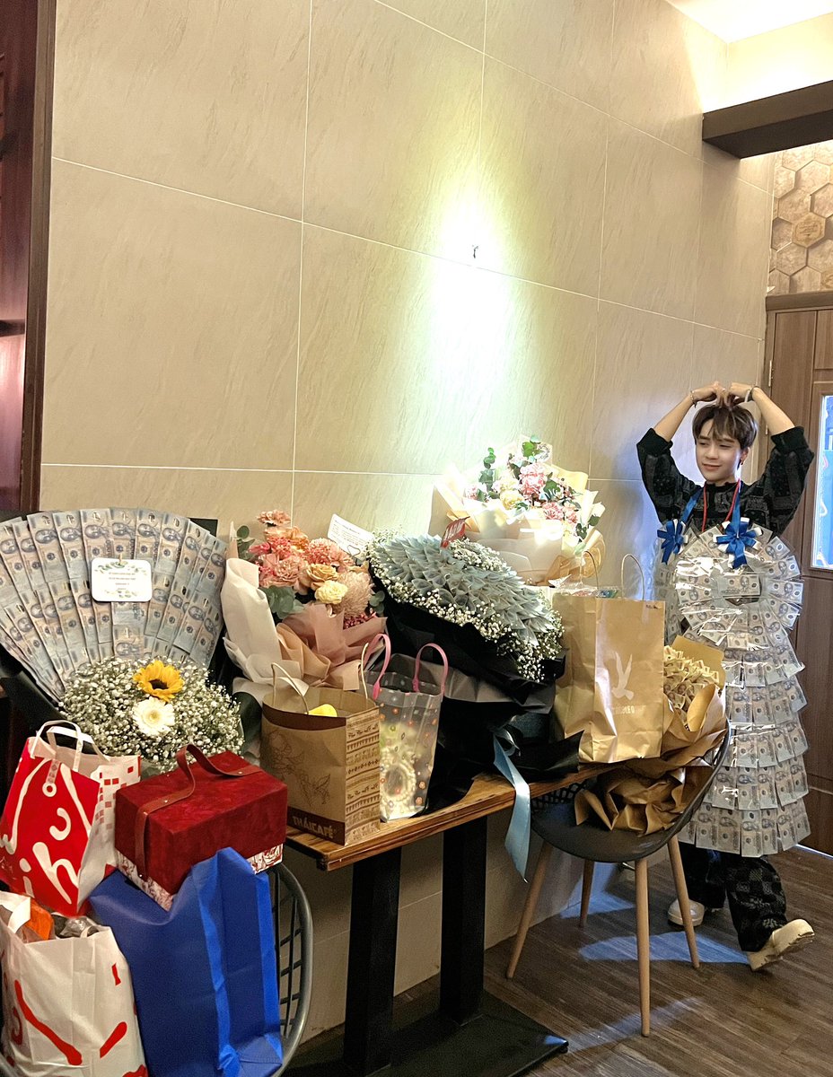 QH_MasterD's tweet photo. Cảm ơn mọi người rất nhiềuuuuu… mặc dù trời mưa cả ngày nhưng vẫn đến , giữ gìn sức khoẻ và sớm gặp lại nhau nhé 💙💙💙 

#QuangHungMasterD https://t.co/jfiJWH68HI