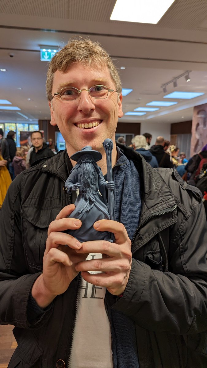 KaiFrerich's tweet photo. ECHSEN! Kurzzeitig war der Schelm Besitzer der letzten verbleibenden Rakorium-"Miniatur". Dann hat er sie allerdings an einen bettelnd schauenden Sammler weitergegeben. #DreieichCon https://t.co/qDoJObmtof