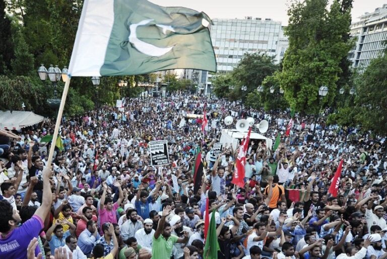 InsightGL's tweet photo. -This is not #Pakistan but #Greece
-#Turkey has illegally pushed 1000s of #Pakistani into Greece to spread unrest & chaos
-Illegal immigrants are rioting, demanding legalisation
-Is Turkish intel agency MIT coordinating with ISI for something sinister in its hybrid war? https://t.co/B3OCFAmCQS