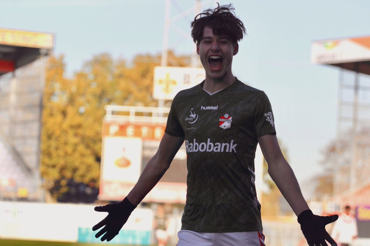 FCEmmenjeugd's tweet photo. 𝗔𝗙𝗚𝗘𝗟𝗢𝗣𝗘𝗡! FC Emmen O16 wint met 4-0 van DCG O16 en is 𝗞𝗔𝗠𝗣𝗜𝗢𝗘𝗡! Na de winter speelt FC Emmen O16 in divisie 3! 😃🏆

#HIERKOMIKWEG https://t.co/5cLYaaZKQR