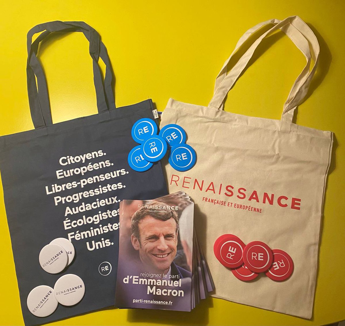 RE_Paris11's tweet photo. Nous étions #SurLeTerrain ce matin au marché de Charonne pour vous informer sur les mesures du @gouvernementFR pour limiter l’inflation et votre facture d’électricité afin de garantir votre pouvoir d’achat!
📉💡✊🏻 https://t.co/6ZJ6uQyely