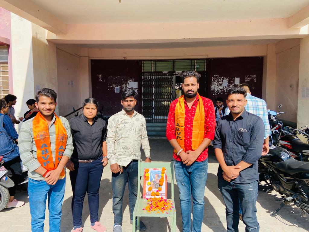 Advocate22Raj's tweet photo. #MDSU_AJMER рд╡ #GLCA рдореЗ @ABVPVoice рдХрд╛рд░реНрдпрдХрд░реНрддрд╛рдУрдВ рдиреЗ рд░рд╛рдиреА рд▓рдХреНрд╖реНрдореАрдмрд╛рдИ рдЬрдпрдВрддреА рдХреЗ рд╕реБрдЕрд╡рд╕рд░ рдкрд░ рдЙрдирдХреА рдлреЛрдЯреЛ рдкрд░ рдорд╛рд▓реНрдпрд╛рд░реНрдкрдг рдХрд░ рдкреБрд╖реНрдкрд╛рдВрдЬрд▓рд┐ рдЕрд░реНрдкрд┐рдд рдХрд░ рдЙрдиреНрд╣реЗрдВ рдпрд╛рдж рдХрд┐рдпрд╛ рдФрд░ рдХрд╛рд░реНрдпрдХрд░реНрддрд╛рдУрдВ рдиреЗ рдЙрджреНрдмреЛрдзрди рджрд┐рдпрд╛ред
#рд░рд╛рд╖реНрдЯреНрд░реАрдп_рдХрд╛рд░реНрдпрдХреНрд░рдо #ABVP ЁЯЪй
@iAjayThakur @harish_sharma1 @impsdeora https://t.co/E6oF25Xc1u